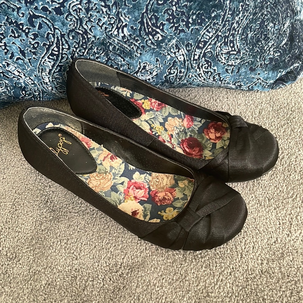 NWOB JELLYPOP “FOY” ROUND TOE SATIN PUMP in Black. Size 7M.